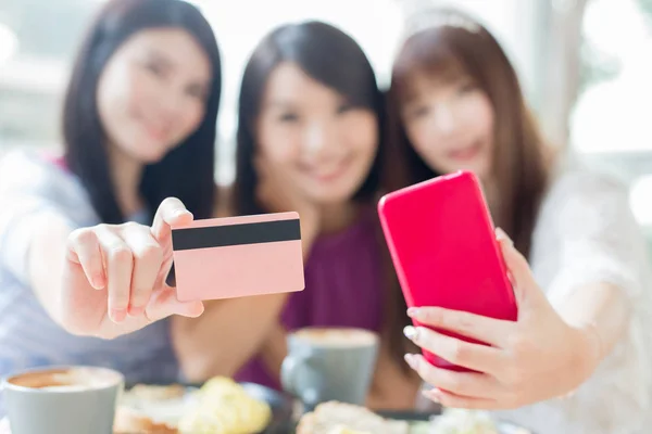 Amigos de compras con tarjeta de crédito — Foto de Stock
