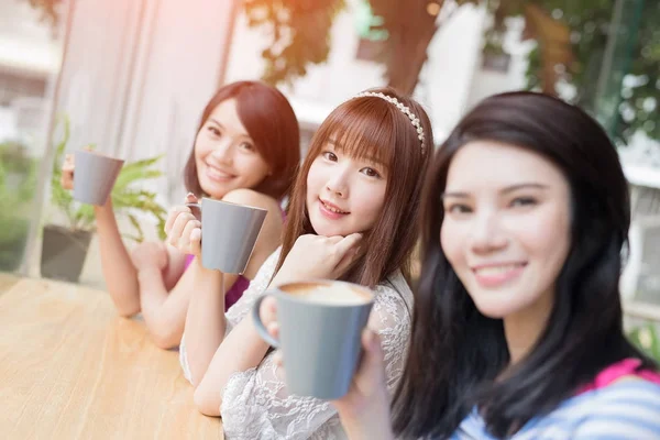 Vrienden van de vrouwen zitten in restaurant — Stockfoto