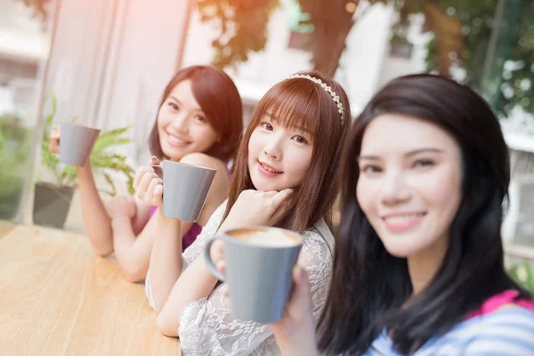 Mulheres amigas sentadas no restaurante — Fotografia de Stock