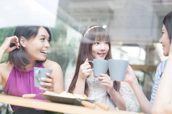 Mulheres amigas sentadas no restaurante — Fotografia de Stock