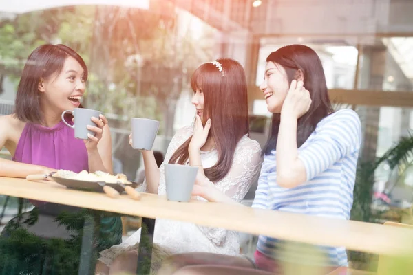Mulheres amigas sentadas no restaurante — Fotografia de Stock