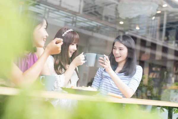 Mujeres amigas sentadas en restaurante — Foto de Stock