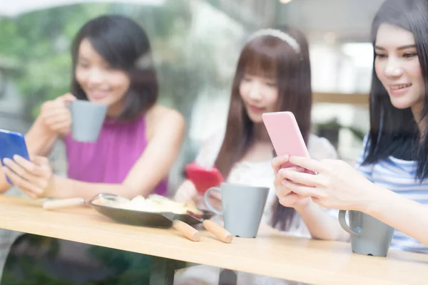 Kvinnor vänner använder telefoner — Stockfoto