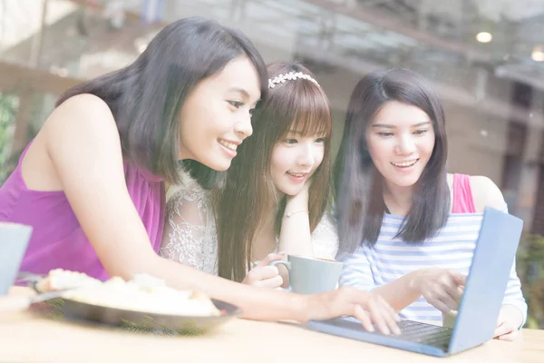 Mujeres amigos usando el ordenador portátil — Foto de Stock