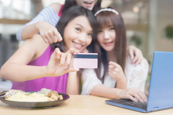 Amigos con tarjeta de crédito — Foto de Stock