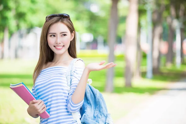 Mulher estudante mostrando algo — Fotografia de Stock