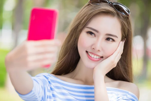 Skönhet kvinna tar selfie — Stockfoto