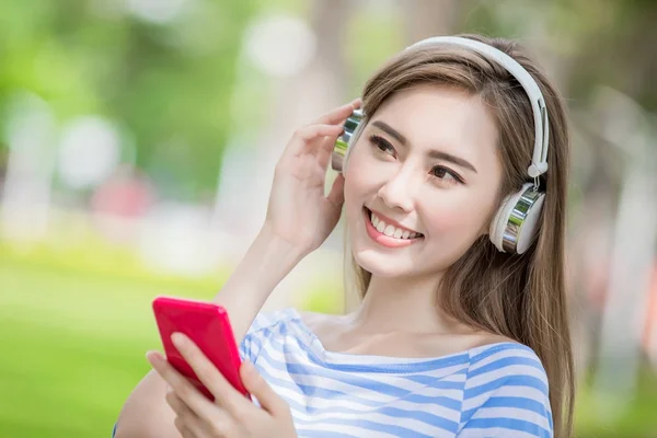 Mulher ouvindo música — Fotografia de Stock