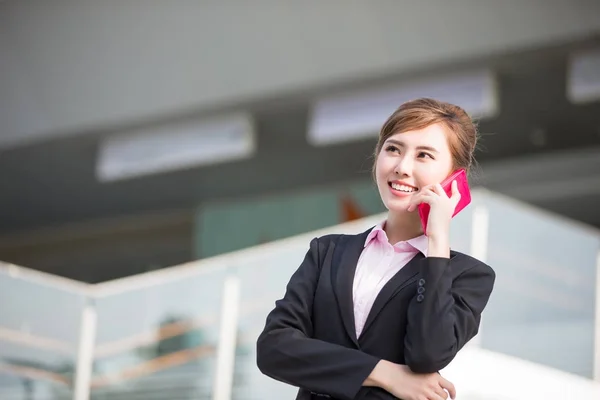 Zakenvrouw aan de telefoon — Stockfoto