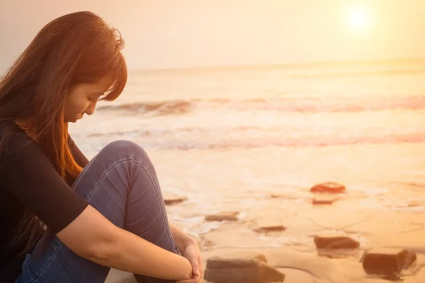 Frau sitzt am Meer — Stockfoto