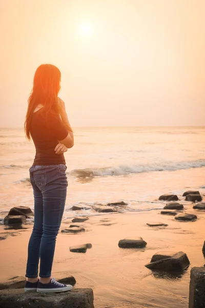 海边郁闷的女人 — 图库照片