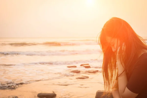 海辺に座っている女性 — ストック写真