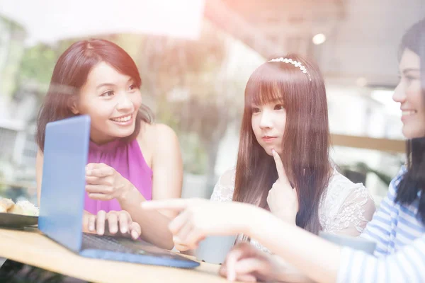 Mulheres amigas usando laptop — Fotografia de Stock