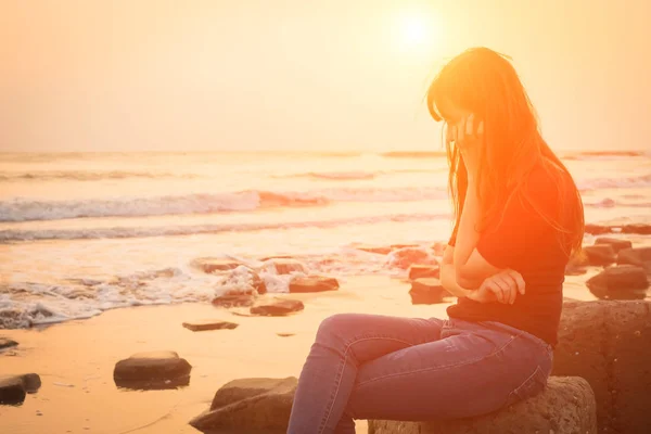 Nő ül a tengerparton — Stock Fotó
