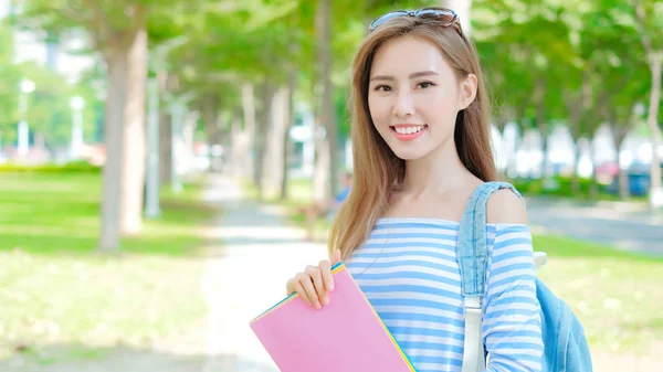 Vrouw student in park — Stockfoto