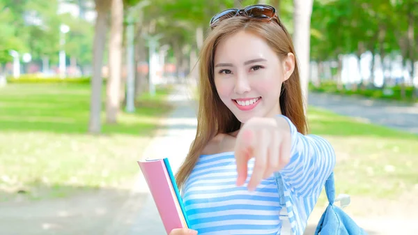 Kvinnelig student som peker – stockfoto
