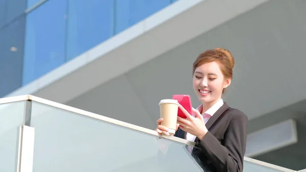 Donna con caffè utilizzando il telefono — Foto Stock