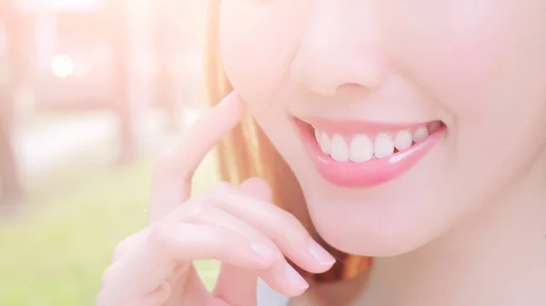 Hermosa mujer sonriendo — Foto de Stock