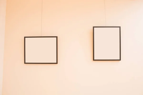 Foto frames op de muur — Stockfoto