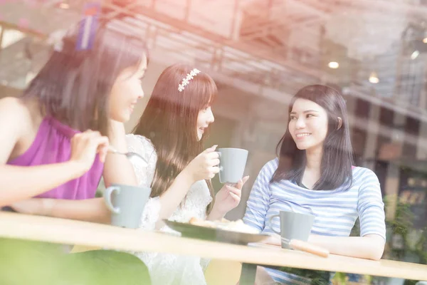 Freunde sitzen und plaudern im Restaurant — Stockfoto