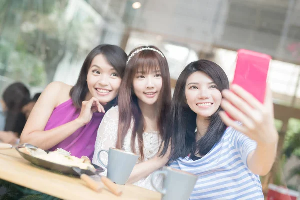 Mulheres amigas tomando selfie — Fotografia de Stock