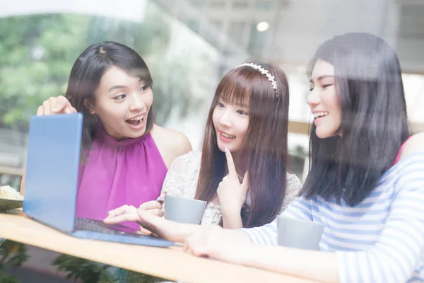 Mulheres amigas usando laptop — Fotografia de Stock