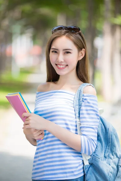 Vrouw student glimlachen — Stockfoto