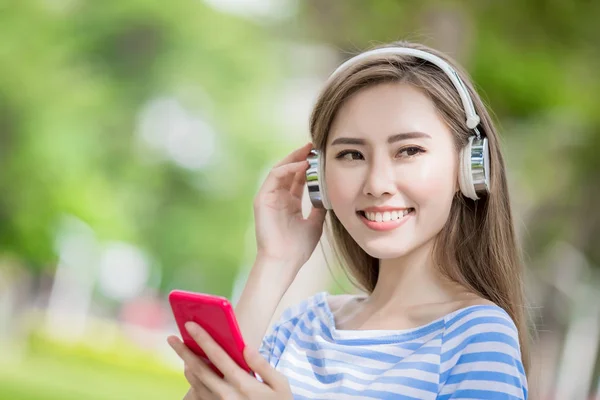 Mujer usando el teléfono — Foto de Stock