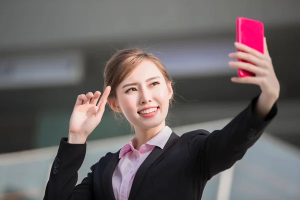 Empresária tirar selfie — Fotografia de Stock