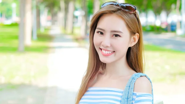 Kvinna student leende — Stockfoto