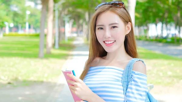 Kvinne student smilende – stockfoto
