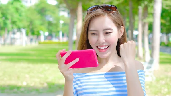 Mujer usando el teléfono — Foto de Stock