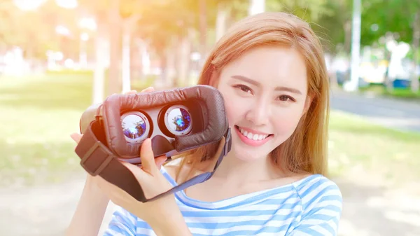 Жінка використовує пристрій VR — стокове фото