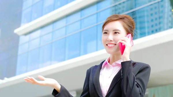 Woman talking on  phone — Stock Photo, Image