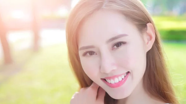 Joven mujer sonriendo — Foto de Stock