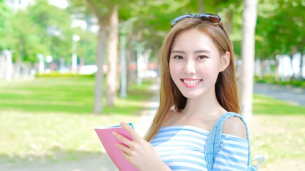 Nainen opiskelija hymyilee — kuvapankkivalokuva
