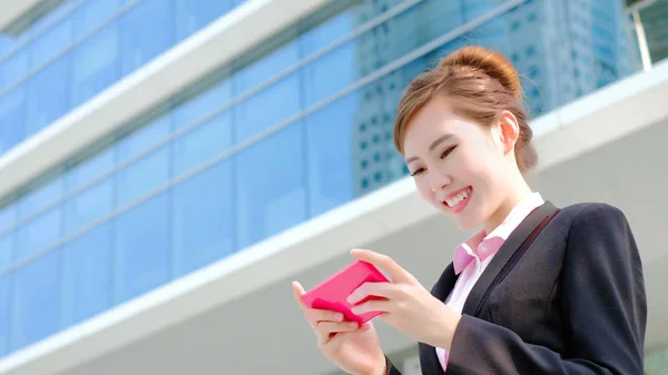 Business woman using phone — Stock Photo, Image