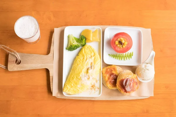 Masanın üzerine taze brunch — Stok fotoğraf