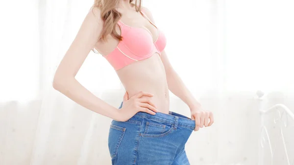 Frau trägt Oversize-Jeans — Stockfoto