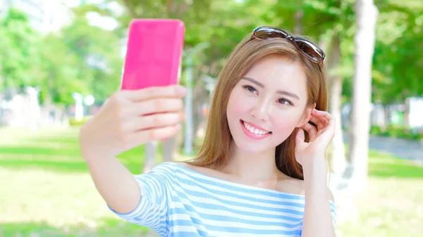 Nainen ottaa selfie onnellisesti — kuvapankkivalokuva