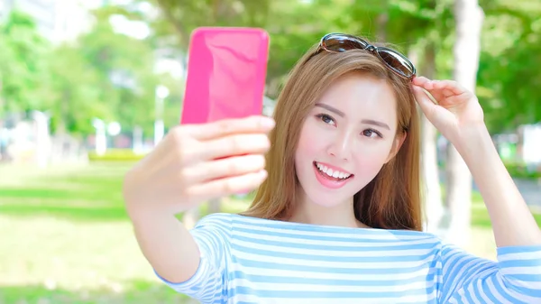 Mulher tomando selfie feliz — Fotografia de Stock