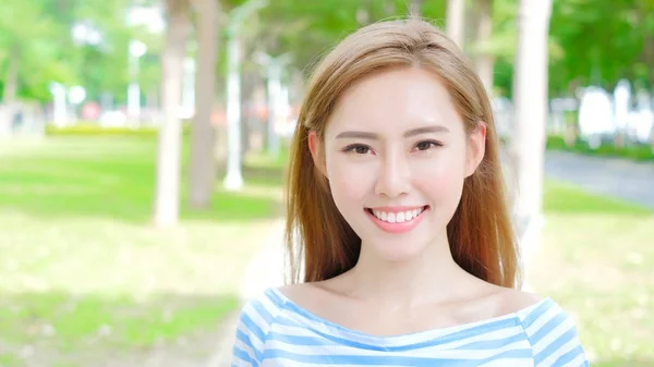 Woman student smiling — Stock Photo, Image