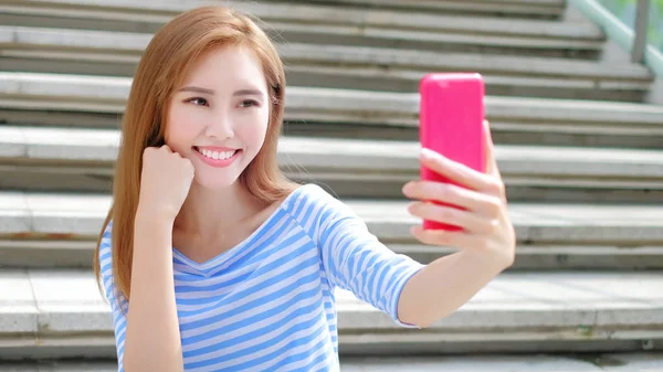 Hermosa mujer tomando selfie — Foto de Stock