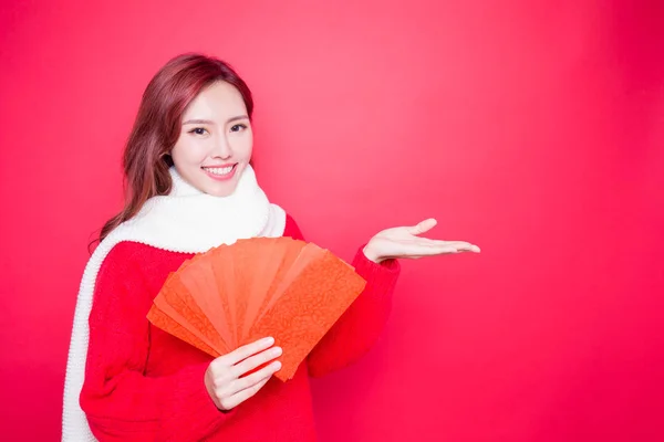 Vrouw bedrijf rode enveloppen — Stockfoto
