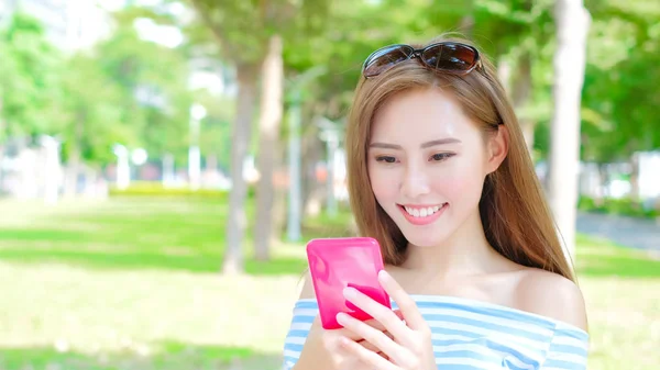 Mujer jugando juego en el teléfono — Foto de Stock