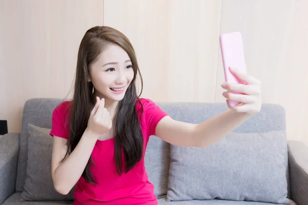 Selfie happpily を取る女性 — ストック写真