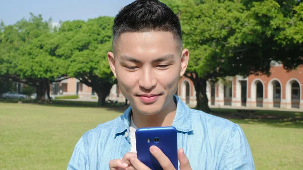 Estudiante usando teléfono inteligente —  Fotos de Stock