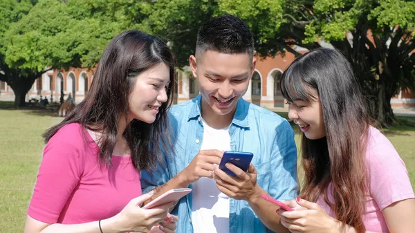 Estudiantes jugando móvil juego — Foto de Stock