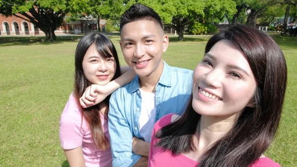 Diákok, mosolyogva, és figyelembe selfie — Stock Fotó
