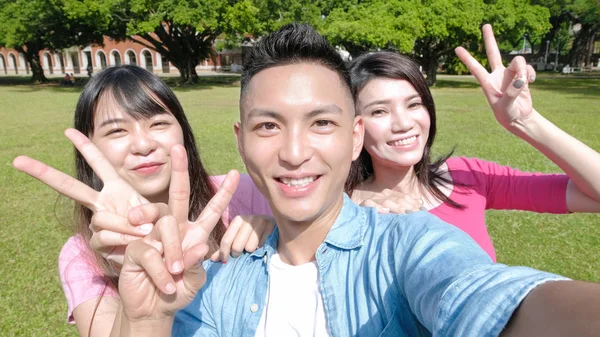 Studenti sorridenti e scattare selfie — Foto Stock